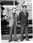 Ramn Botana Garca, a la izquierda, posando junto a otro compaero vestido con uniforme de factor encargado en la estacin de Oviedo - 07/02/1974 - Oviedo