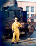 M Isabel Snchez Gonzlez, alumna del Curso de Adaptacin Ferroviaria (CAF) para Oficial Montador Ajustador de Entrada en talleres, posando en el depsito de Material Motor de Miranda de Ebro, frente a una locomotora de vapor - 1985 - Miranda de Ebro